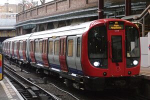 London-Underground-Metropolitan-tube-line-train_660-300x200.jpg
